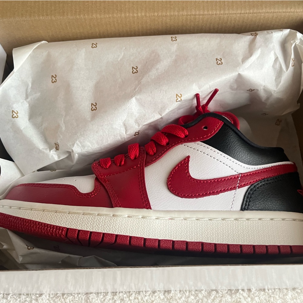 Women’s air Jordan 1 low black and red